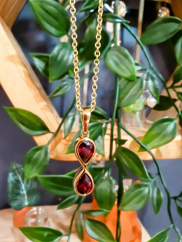 adjustable nickel choker necklace-Unique & Co Gold Vermeil Garnet Pendant Necklace