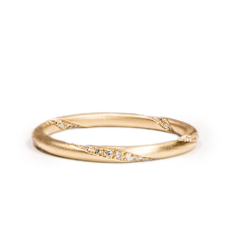 minimalist peak ring-<!--RG705-->perfectly round diamond swirl band